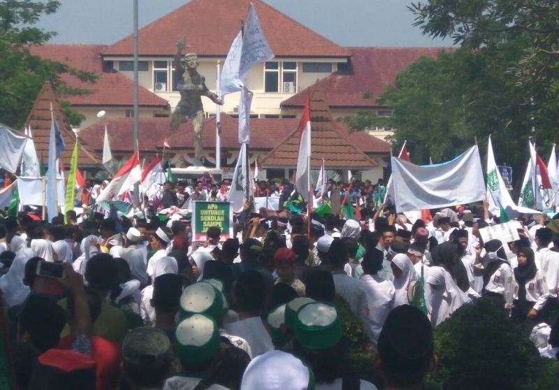 Pendidikan Jadi Kelinci Percobaan, Ribuan Warga NU Cirebon Ikuti Aksi Tolak Kebijakan FDS
