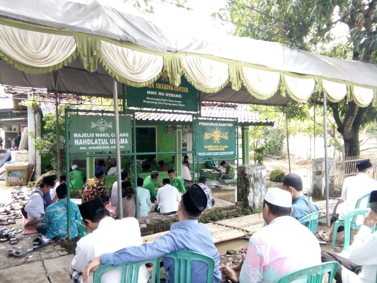Banjir Tak Menyurutkan Semangat Jama’ah Pengajian Yaumul Ijtima’ MWC NU Gebang
