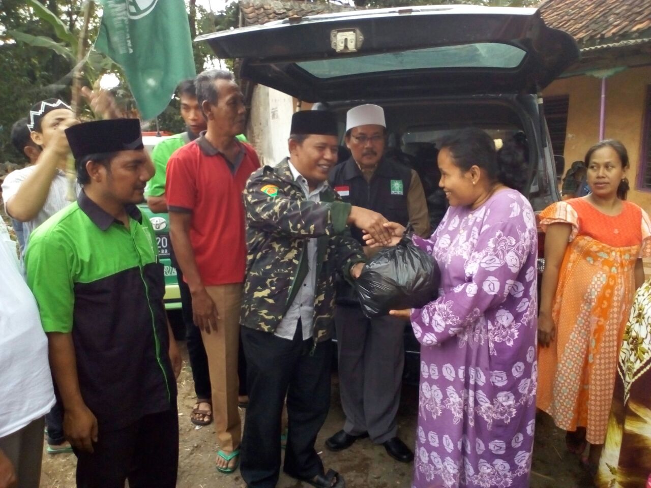 LPBINU Kabupaten Cirebon Beri Bantuan Korban Banjir di Japura Kidul