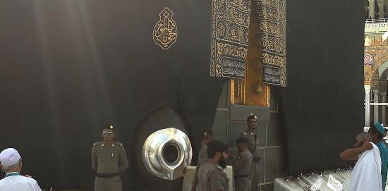 Solusi saat Tidak Mampu Mencium Hajar Aswad