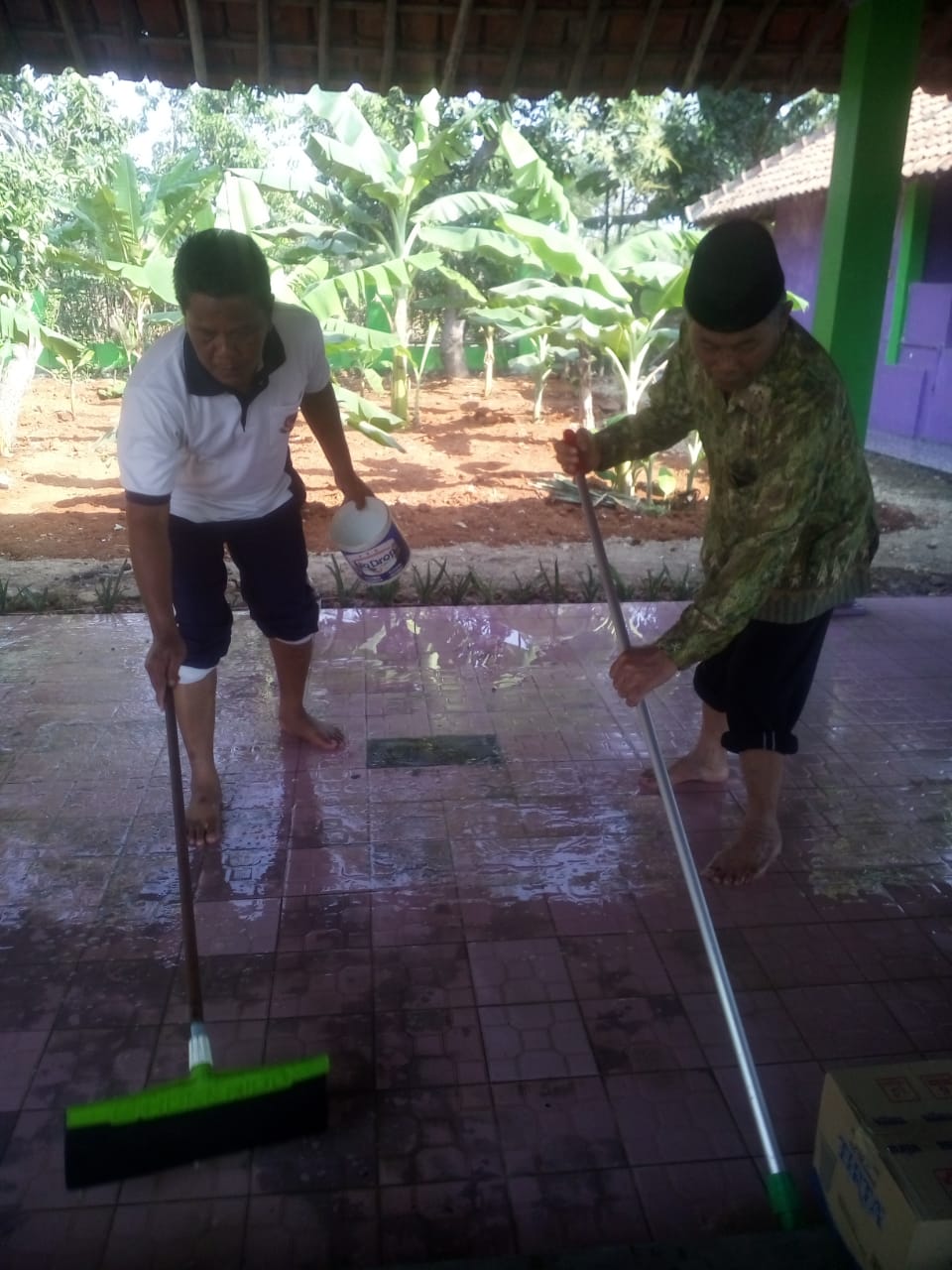 LTM Gandeng MWC NU Ciwaringin Bersih-Bersih Masjid ِAbu Bakar Desa Bringin