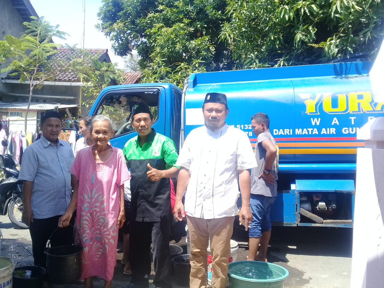 LAZISNU-LPBI PCNU Kabupaten Cirebon Kirim Air Bersih Bantu Warga Kekeringan di Sedong