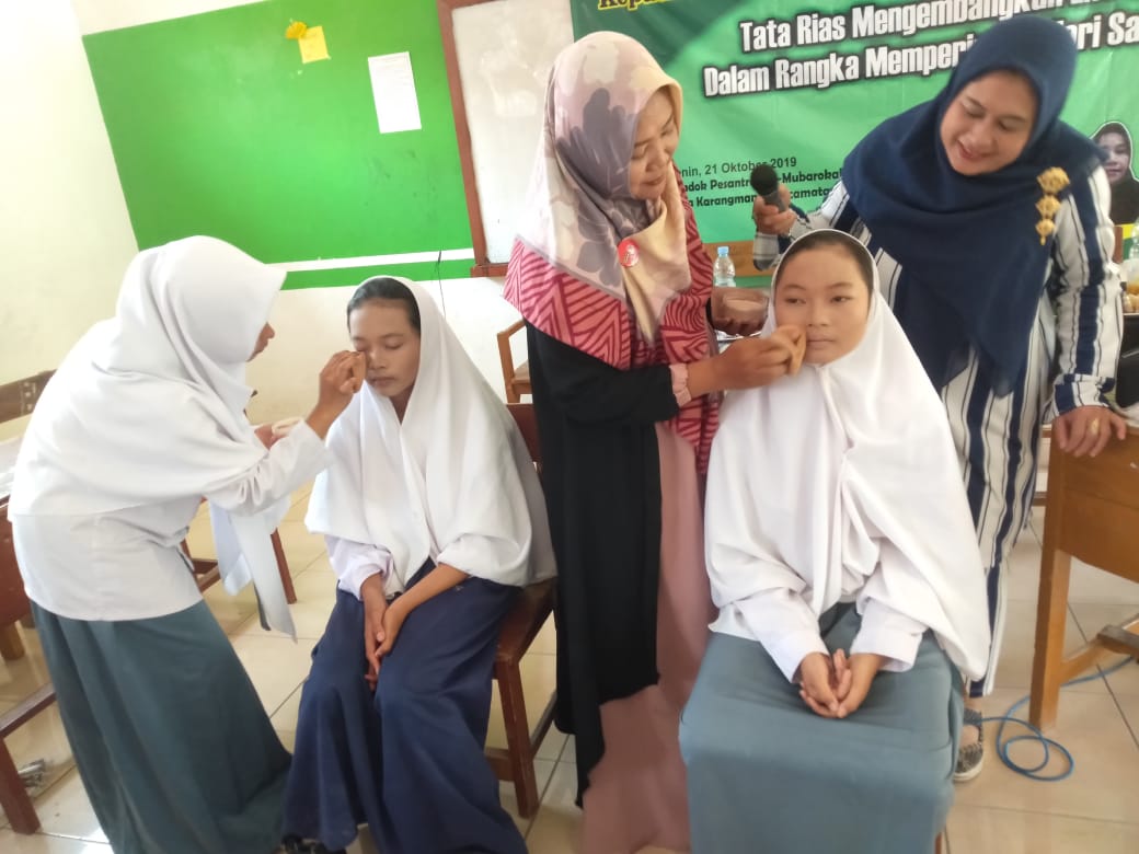 Tumbuhkan Skill Santri, Lembaga Kemaslahatan Keluarga NU Berikan Pelatihan Tata Rias