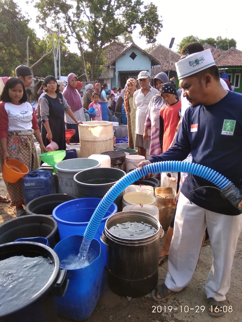 Kemarau Panjang, Lazisnu-LPBI PCNU Kabupaten Cirebon Distribusikan Air Bersih
