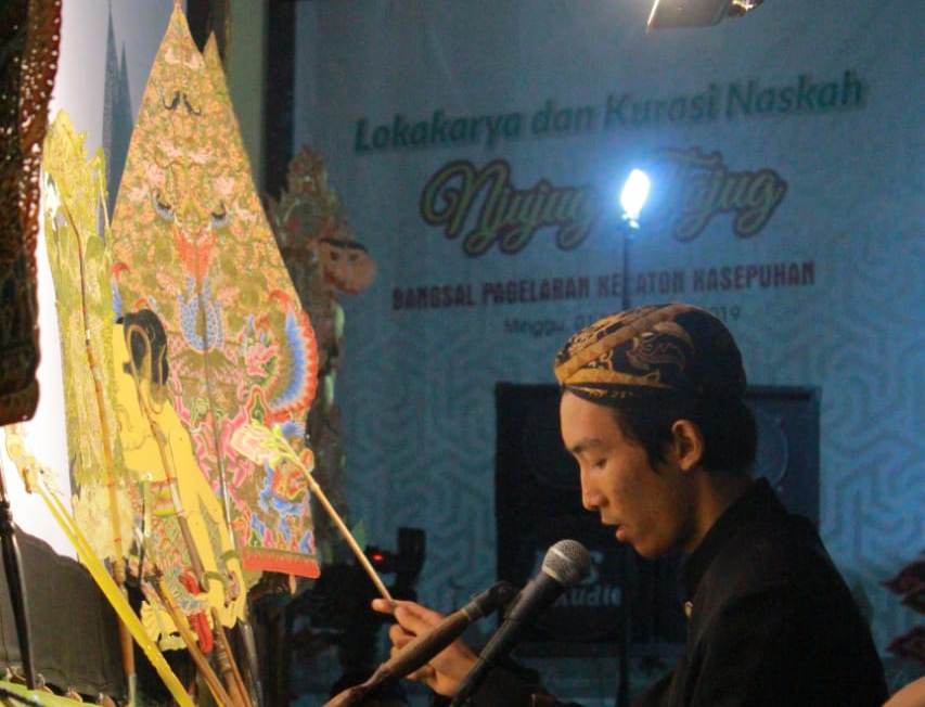 Lesbumi PCNU Cirebon Sampaikan Pesan Toleransi Melalui Lakon Wayang di Delapan Tajug