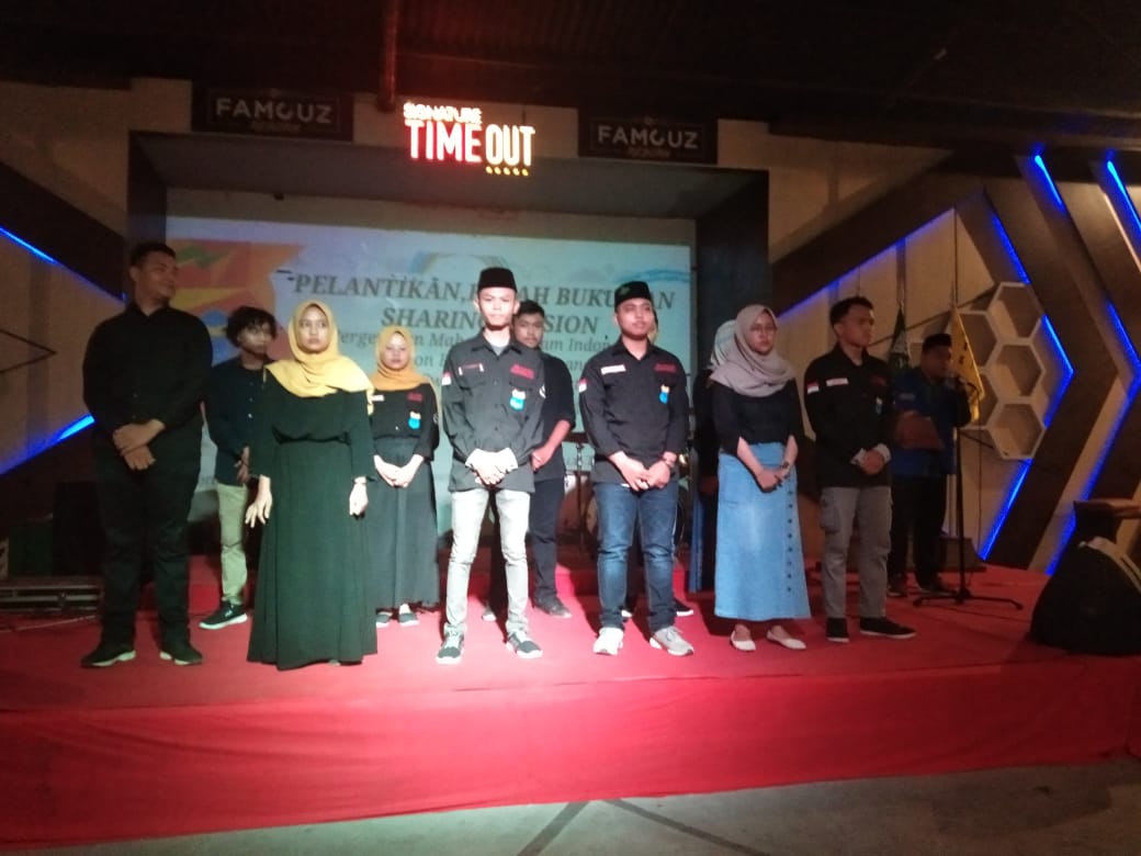 Usai Dilantik, PMII Cakrabuana Rayon Hukum UGJ Bedah Buku Politik Hukum dan Masyarakat