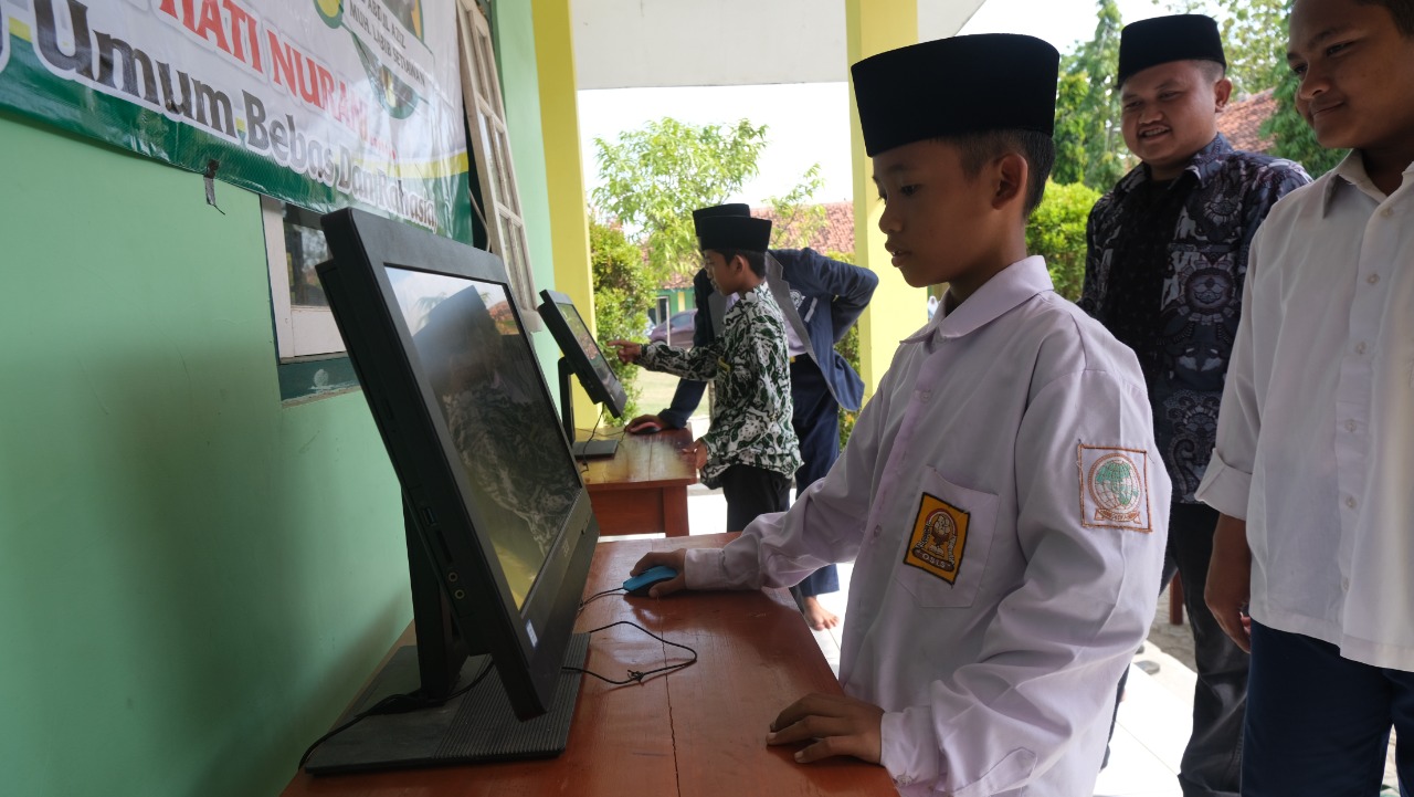 Pemilihan OSIS di SMP KHAS Kempek Berbasis Komputer