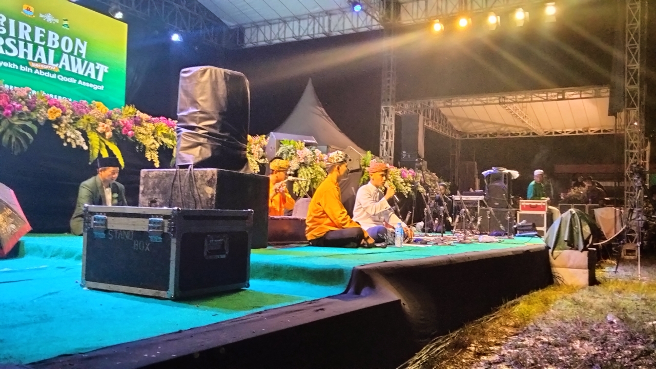 Syair Dangdang Gula Buka Rangkaian Malam Puncak Satu Abad NU PCNU Kabupaten Cirebon