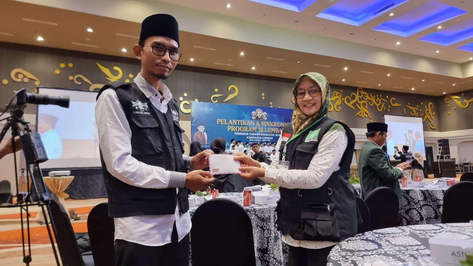 NU Care – LAZISNU Kabupaten Cirebon Salurkan Donasi untuk Pejuang Kebersihan Harlah 1 Abad NU