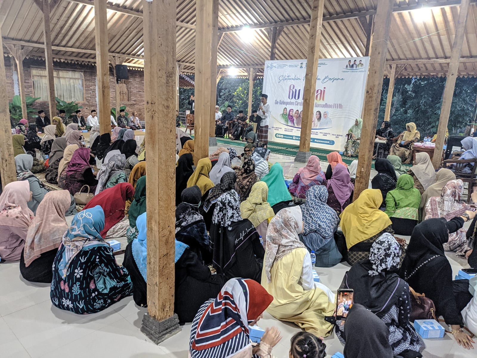 Seratusan Bu Nyai se-Kabupaten Cirebon Hadiri Silaturahim dan Buka Bersama RMI PCNU