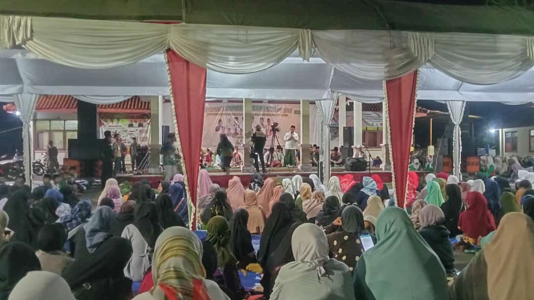 Hadir di Karangwareng Bersholawat, Kiai Aziz Ajak Jama’ah Membumikan Sholawat