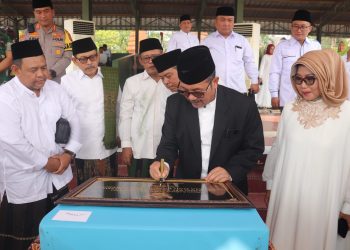 Peringati Hari Santri, Bupati Cirebon Resmikan Penamaan Aula KH. Abbas Abdul Jamil Asrama Haji Kabupaten Cirebon