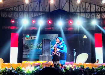 Ketua LPBI NU Sampaikan Bahaya Sampah Plastik ke Jemaah Santri Cirebon Bershalawat