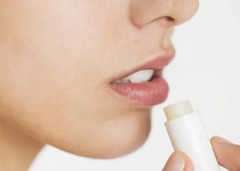 Hukum Menggunakan Lip Gloss saat Berpuasa