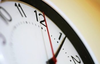 Puasanya Orang di Perbatasan Wilayah, Ikut Waktu Berbuka yang Mana?