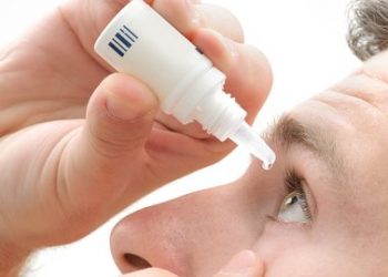 Hukum Menggunakan Obat Tetes Mata saat Berpuasa