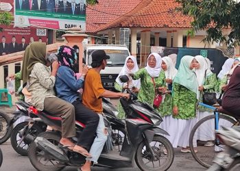 Bagi-bagi Takjil, Cara PAC Fatayat NU Weru Raih Keberkahan Ramadan