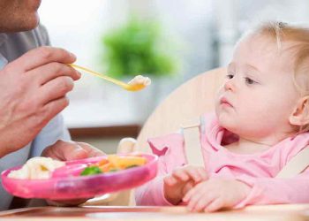 Hukum Mengunyahkan Makanan untuk Balita saat Puasa