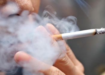 Apakah Menghirup Asap Rokok Orang Lain Bisa Membatalkan Puasa? Ini Penjelasannya